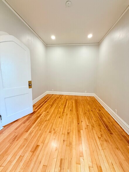 Building Photo - 3255 N Kenneth Ave