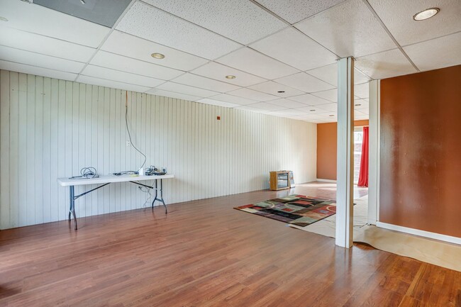 Building Photo - Mid-Century Lodge Home in Frederick with 6...