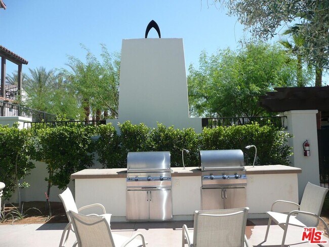 Building Photo - 48613 Classic Dr