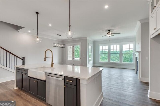 Building Photo - 425 Maplewood Dr