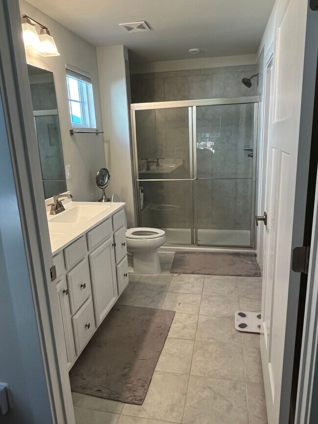 Building Photo - 3 bed 2 bath rental in Village Oaks Subdivision close proximity to Lake Monticello