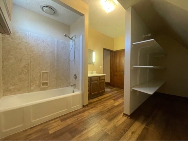 Building Photo - 705 6th St