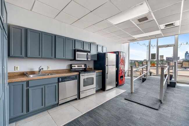 Building Photo - Breathtaking downtown East-facing, penthouse condo - FURNISHED!