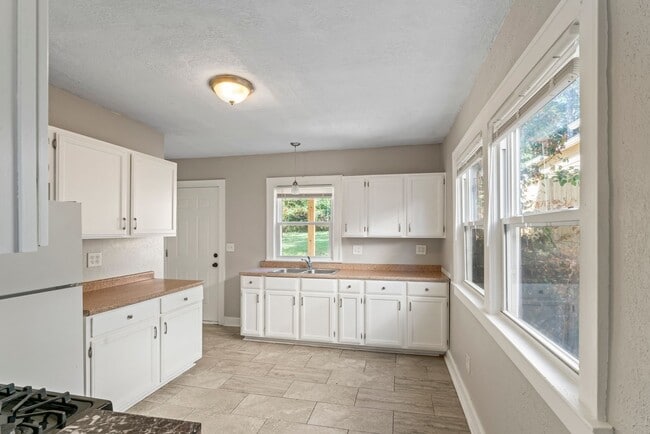 Building Photo - Affordable 2-Bed Home in Kansas City — Har...