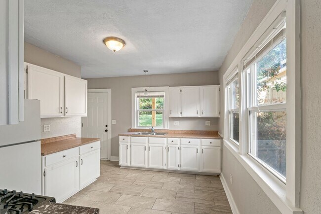 Building Photo - Affordable 2-Bed Home in Kansas City — Hardwood Floors, Porch & Pet-Friendly!