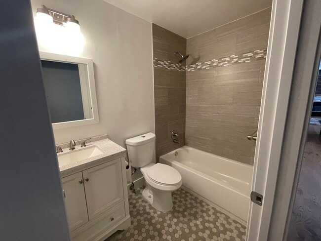 Building Photo - 4 Bedrooms in College Greens