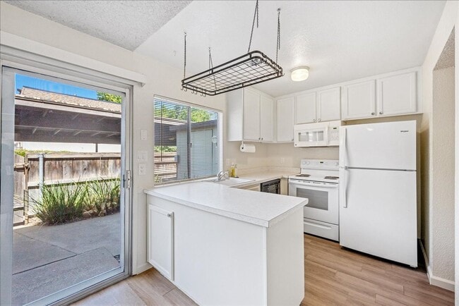 Building Photo - 8828 La Riviera Dr