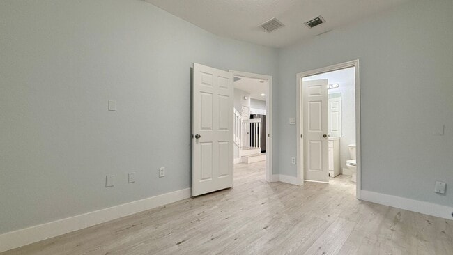 Building Photo - Spacious 3/3 Townhouse with Lake View – Sa...