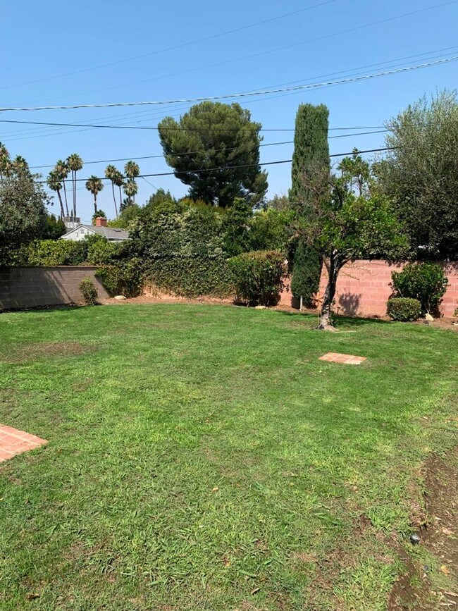 Building Photo - Sherman Oaks 3+2 w/appliances, family room, central air + more! (13627 Huston)