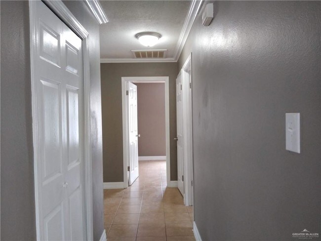 Building Photo - 710 W Starr Ave