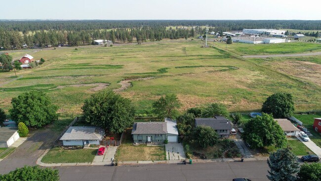 Building Photo - ***Coming soon July 15th***3 bedroom 2 bath next to EWU!!