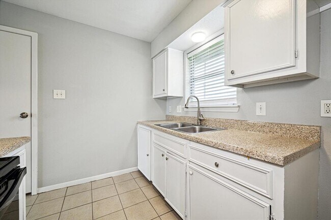 Building Photo - 4021 Briar Hollow Dr
