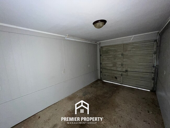 Building Photo - Spacious 4BR/2BA Home in Whitehaven | Hardwood Floors & 2-Car Garage
