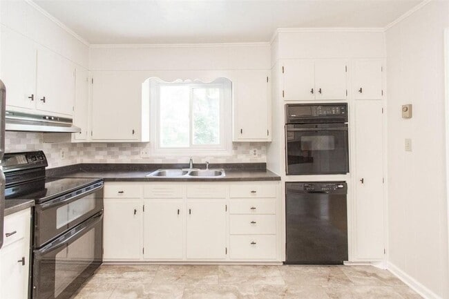 Building Photo - 601 Broce Dr