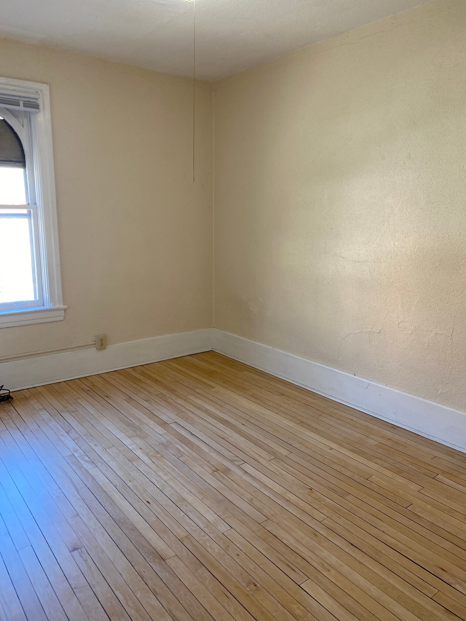 Building Photo - 826 E 2nd St