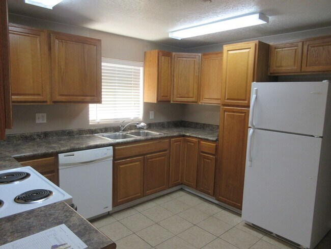 Building Photo - 4 bedroom, 2 bathroom apartment
