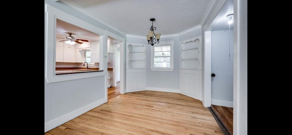 Building Photo - 702 W Brockett St