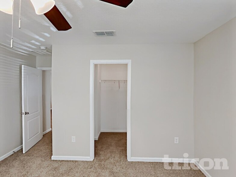 Building Photo - 2038 Sloans Outlook Dr