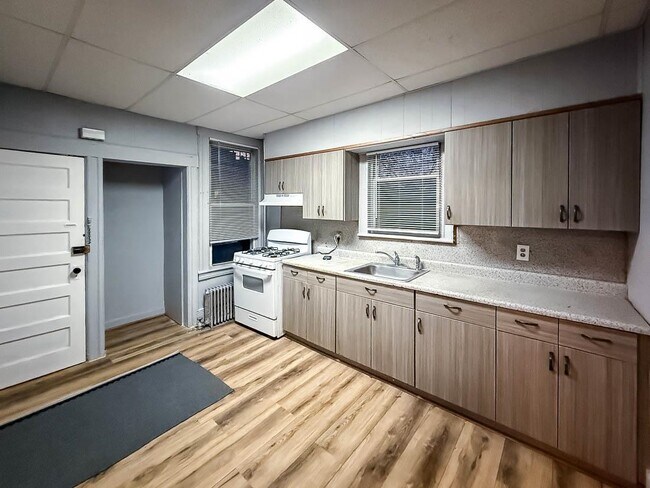 Building Photo - 57 Roosevelt Ave