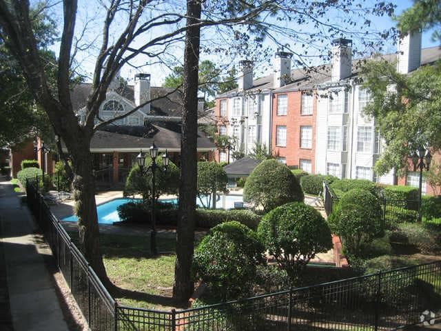 Court Yard - Rockridge Commons