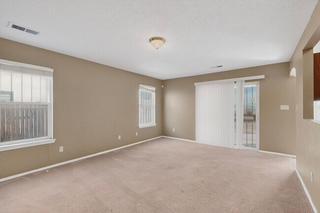 Building Photo - West Side 2/story 3 Bedroom 2.5 Bath 1605/sf 2/CG