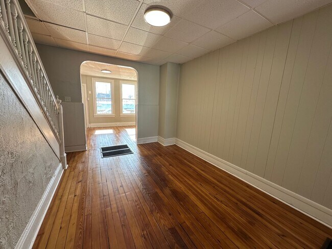 Building Photo - Large 2 bedroom House for Rent