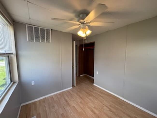 Building Photo - 3 bedroom, 1 bathroom Triplex: Martinsville