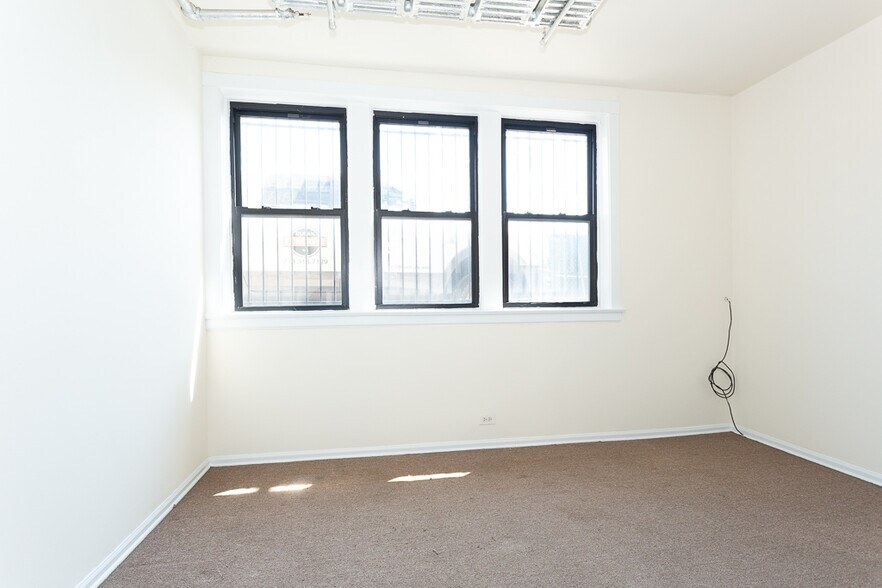 Building Photo - 2418 N Sawyer Ave
