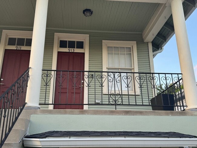 Building Photo - 913 Navarre Ave
