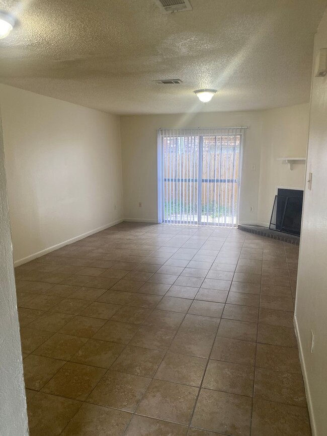 Building Photo - 2 bedroom 2 bath town home in a gated comm...