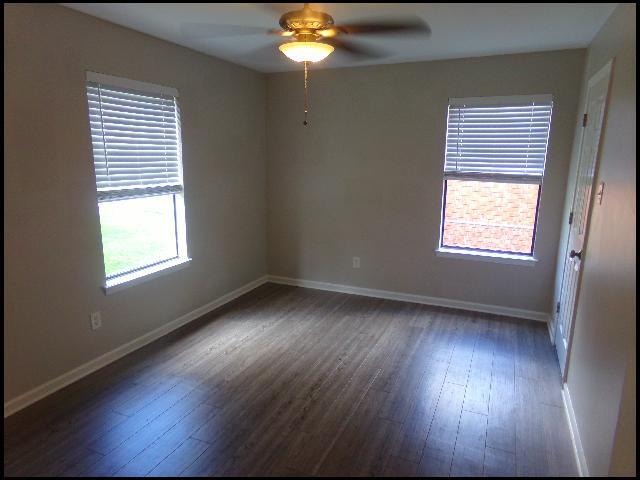 Building Photo - 525 S Oak St