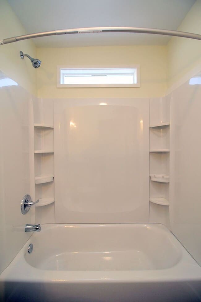 Building Photo - 1865-1865 SE Oak St