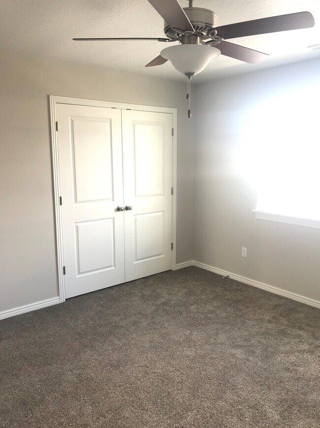 Building Photo - Newer Provo Townhome!
