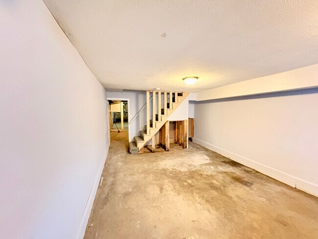 Building Photo - Charming 3-Bedroom Townhome with Classic C...
