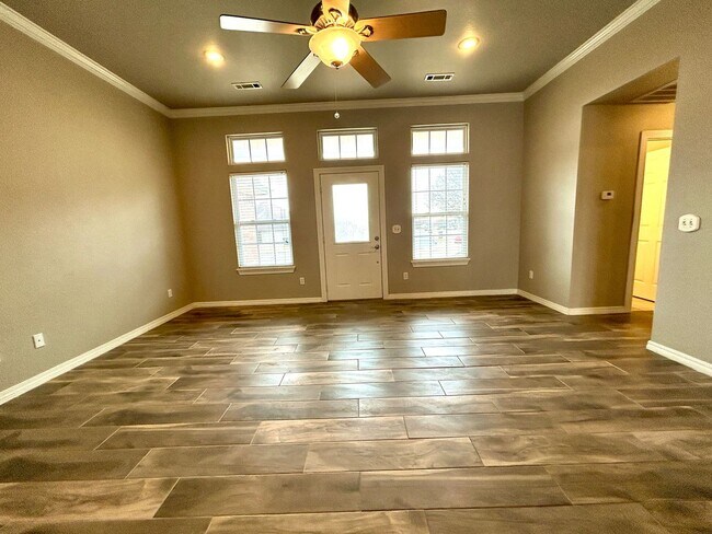 Building Photo - Spacious 3 bed 2 bath Single Family with a Large Fenced Backyard!