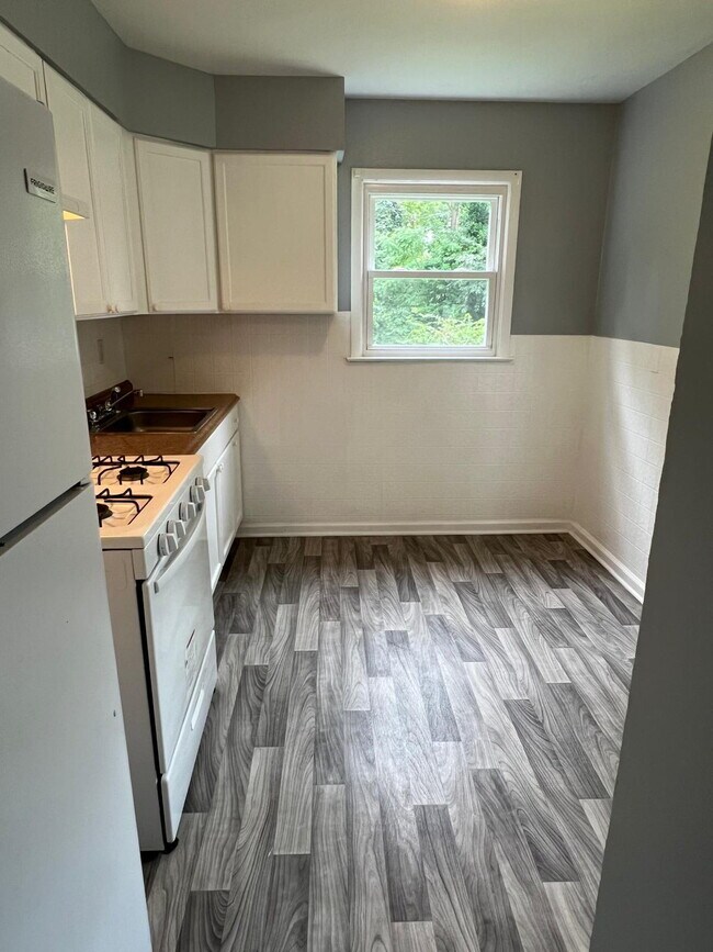 Building Photo - Gorgeous THREE bedroom home with one bath, AVAILABLE NOW!  Passed all inspections!  Gated back ya...