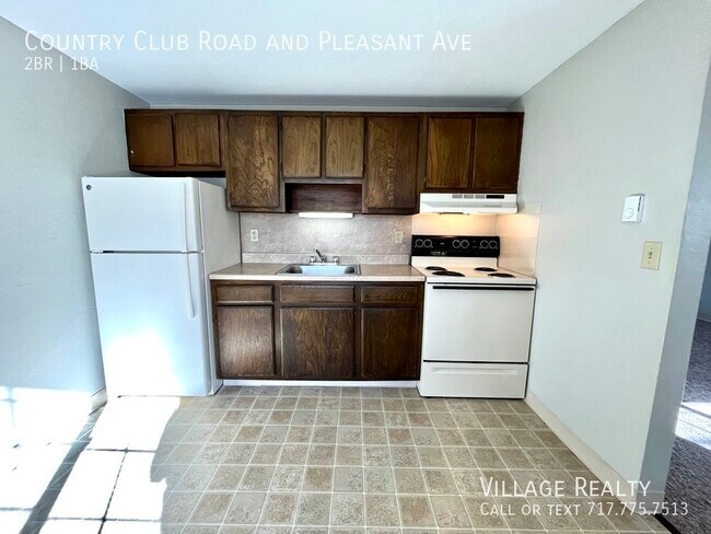 Building Photo - 605 Country Club Rd