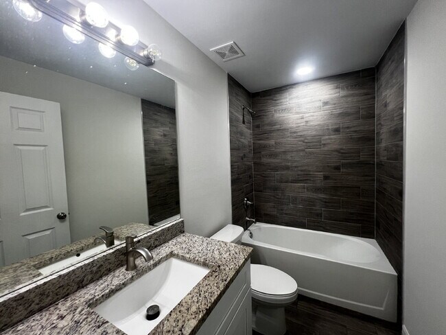 Building Photo - Haunt Your Dream Home: 3BR Duplex With Chi...