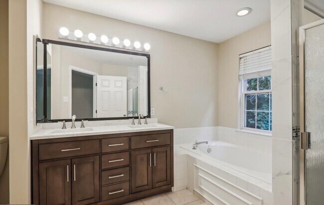 Building Photo - 13652 Palmetto Cir