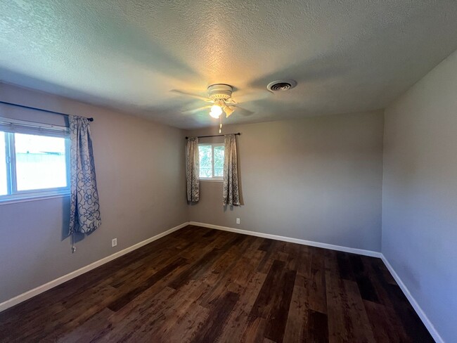 Building Photo - 2 bedroom country home in Escalon!