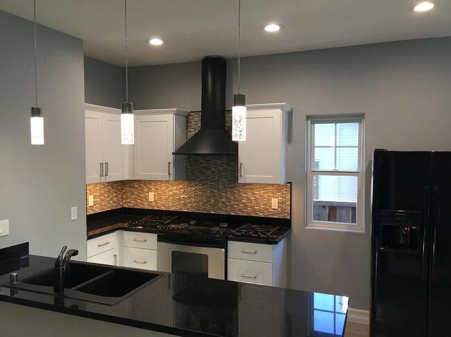 Building Photo - 1115 Clark St