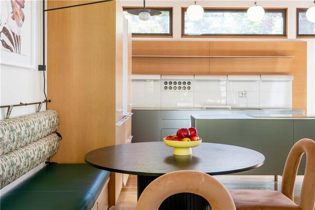 Building Photo - 515 Claire Dr NE