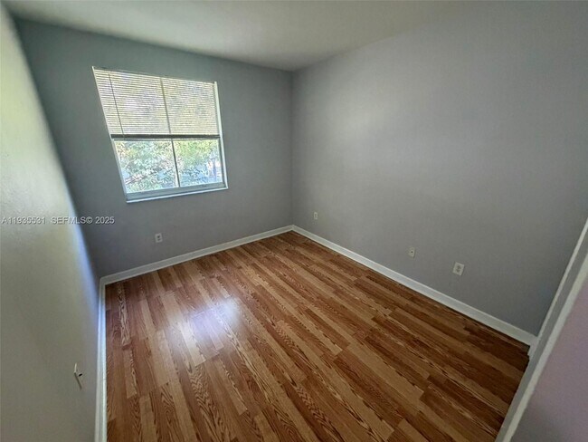 Building Photo - 1543 SE 25th St