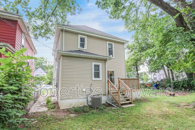 Building Photo - 1342 E Fulton St