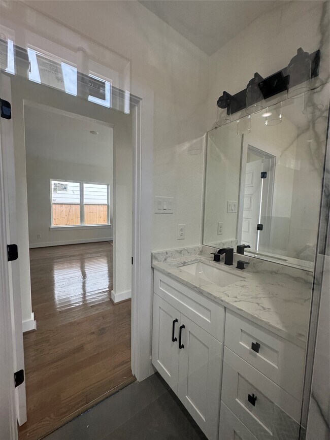 Building Photo - 923 Adele St