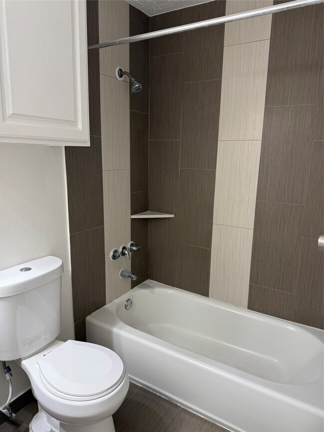 Building Photo - 2318 Aprilmont Dr