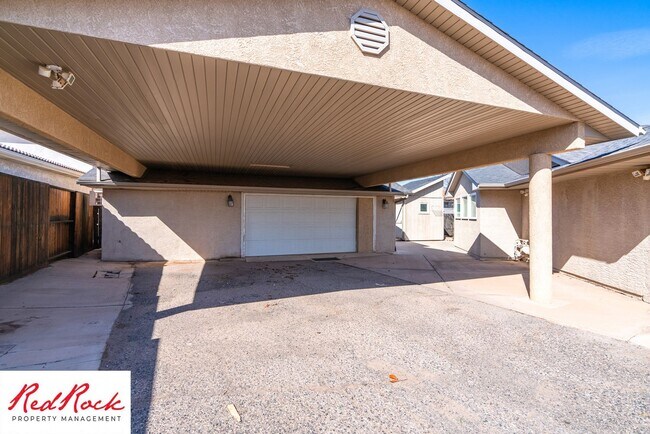 Building Photo - Spacious 3 Bedroom Single-Level Home in Bl...