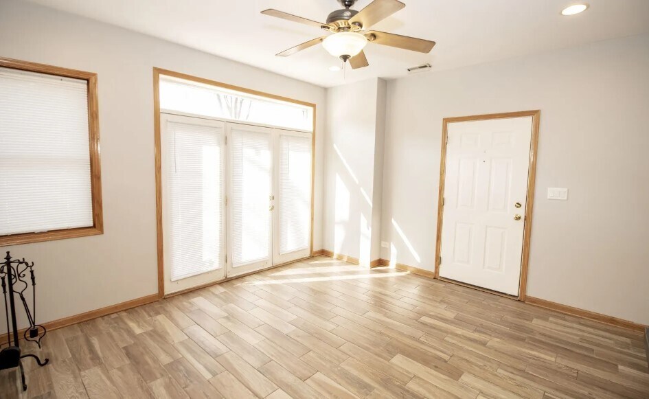 Great day time light in the living room - 843 N Mozart St