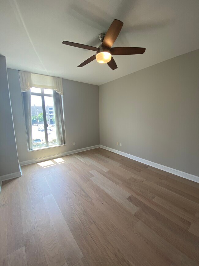 Building Photo - 250 Park Avenue W NW