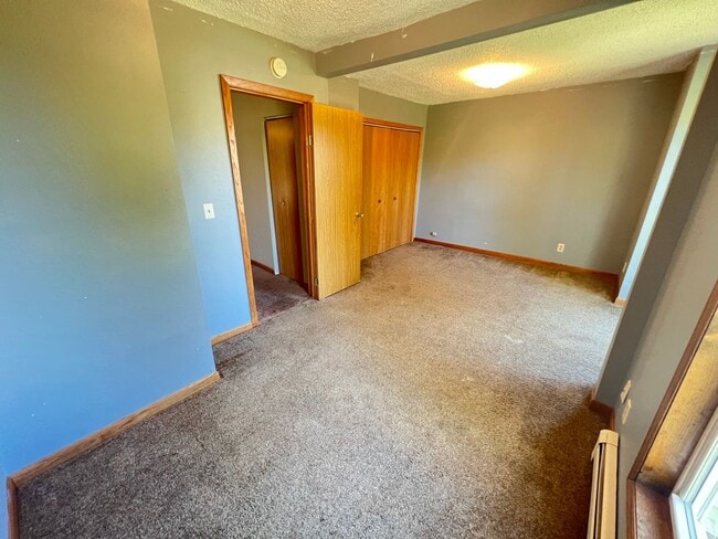 Building Photo - Upper Level 2 Bedroom Apartment - AVAILABLE JUNE